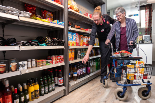 cliënt krijgt hulp bij het boodschappen doen