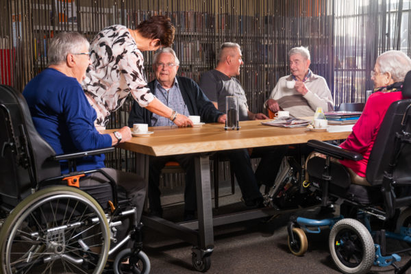 cliënten met elkaar in gesprek aan tafel