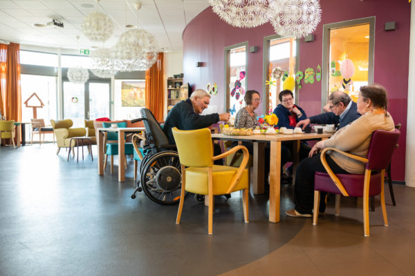 cliënten zitten samen aan tafel te drinken