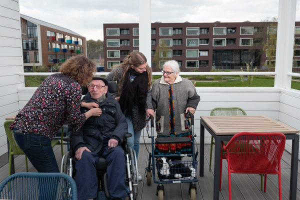 cliënten buiten met verzorgenden