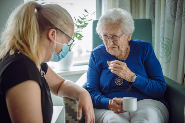 cliënt in gesprek met verzorgende