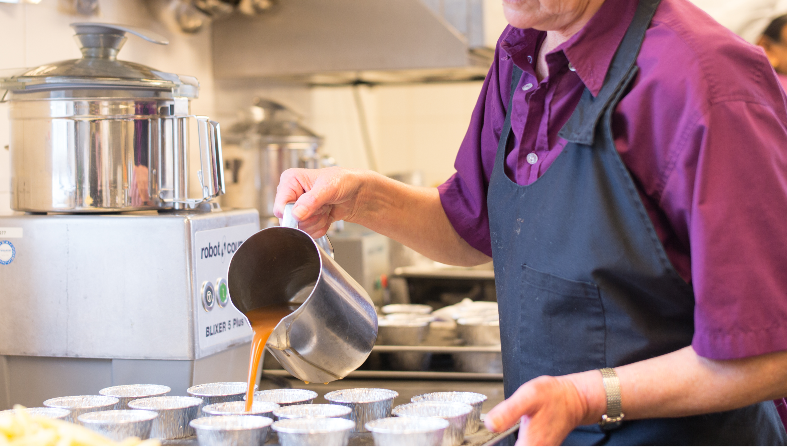 Medewerker productiekeuken tijdens bereiden maaltijd thuis