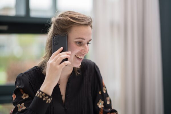 Communicatieadviseur Zorggroep Ter Weel tijdens telefoongesprek