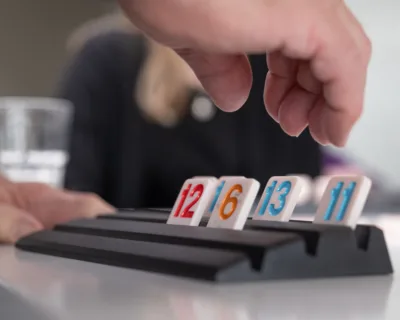 Handen tijdens het spelen van Rummikub - Dagbesteding