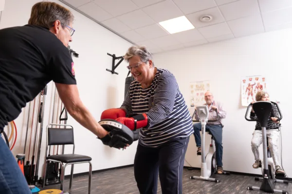 Cliënt aan het boksen in de fitness - Fysiotherapie