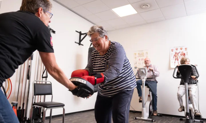 Cliënt aan het boksen in de fitness - Fysiotherapie