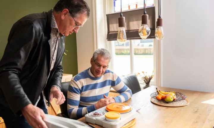Man krijgt maaltijd aan huis van vrijwilliger op tafel - Maaltijd Thuis