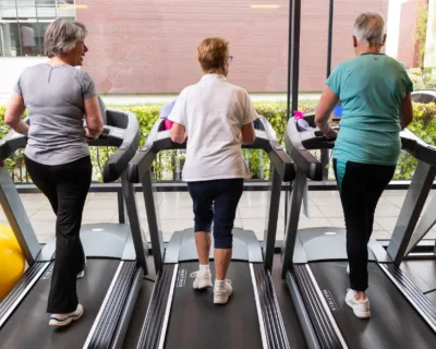Cliënten op de loopband naast elkaar - Seniorenfitness
