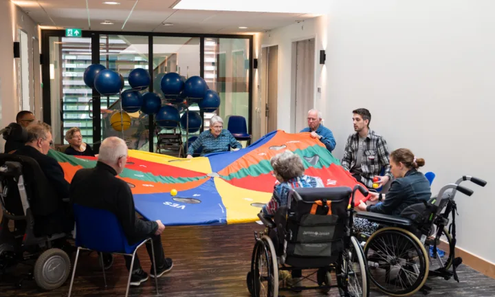 Groepsactiviteit bewoners met zeil - Parkinson