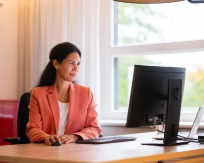 Adinda achter haar bureau op kantoor - Verhalen