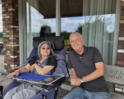 Nico en vrouw in de binnentuin van De Batsen Toren - Verhalen