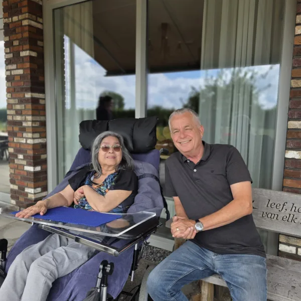 Nico en vrouw in de binnentuin van De Batsen Toren - Verhalen