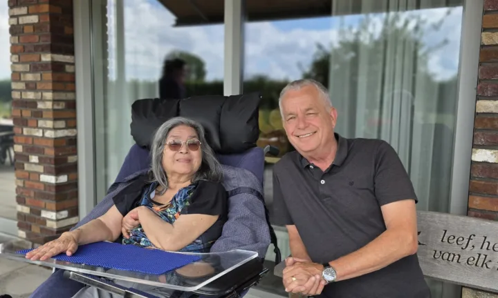 Nico en vrouw in de binnentuin van De Batsen Toren - Verhalen