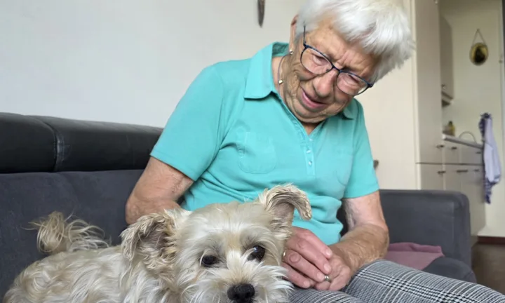 Mw Luteijn met hondje Bo op de bank - Verhalen
